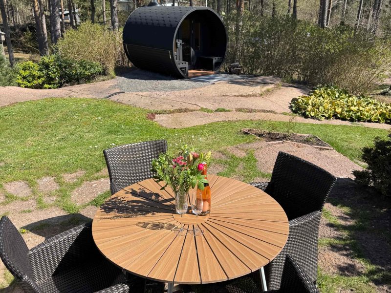 Sitzbereich draußen mit Sauna - Outside Seating Area With Sauna